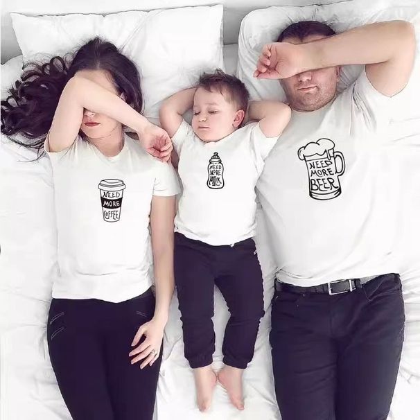 Vecāku un bērnu īsroku T-krekls ar trīs vai četru cilvēku ģimeni, vasaras ģimene, Jaunais gads, tēvs un dēls, tērps_voghion.com