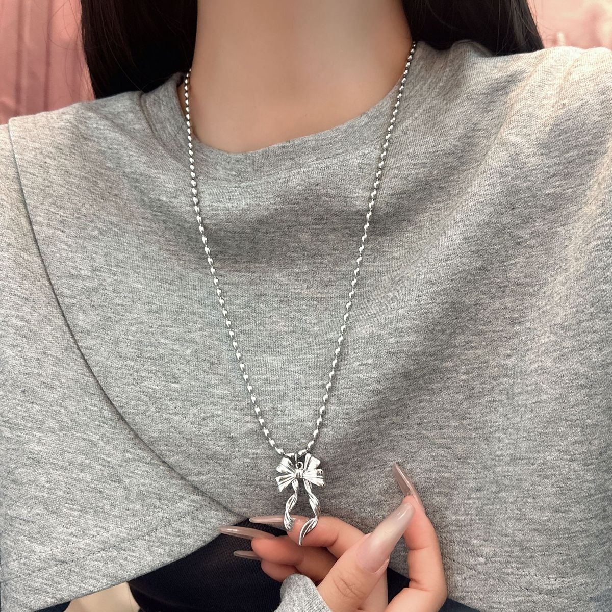 Collana con catena a maglioni di perle dinamiche con fiocco in nastro d'argento opaco placcato in argento coreano autunnale per donne di alta qualità_voghion.com
