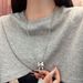 Collana con catena a maglioni di perle dinamiche con fiocco in nastro d'argento opaco placcato in argento coreano autunnale per donne di alta qualità_voghion.com