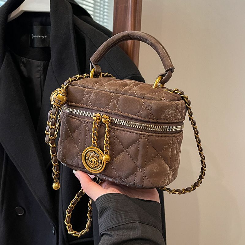 2024 New Retro Lingge Chain Bag Unique Design Crossbody Bag Women's High Quality Texture Handheld Bucket Bag Shoulder Bag_voghion.com