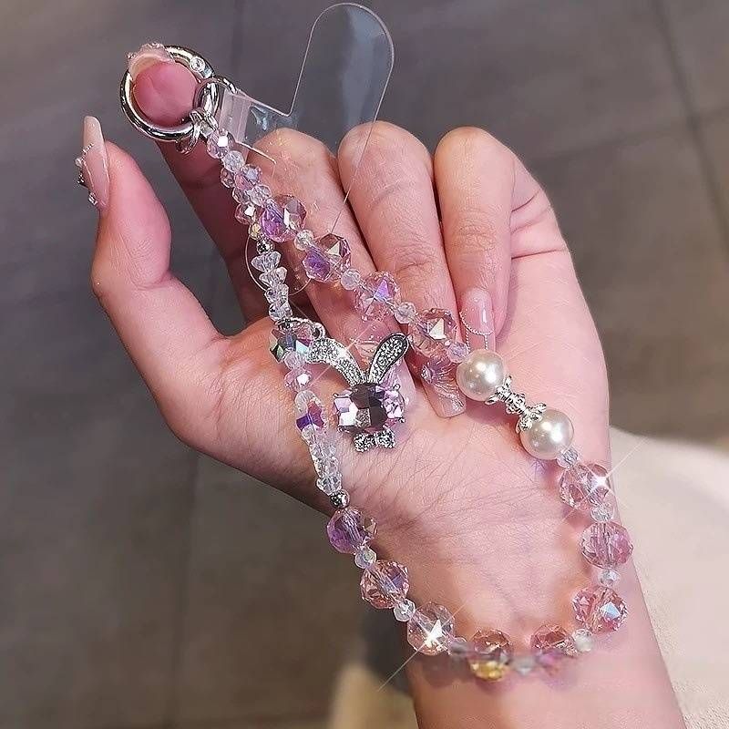 Cordão para celular com contas de cristal e pérolas e pingente de coelho sonhador - Alça para celular decorada com strass_voghion.com
