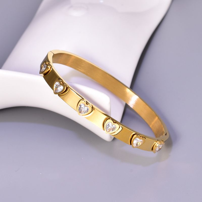 Bracciale apribile in acciaio inossidabile placcato oro con diamanti a forma di cuore, stile C81 INS, alla moda e di personalità_voghion.com