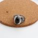 Anello in argento puro e onice nero con totem in resina epossidica intarsiato in pietra per uomo, dito aperto_voghion.com