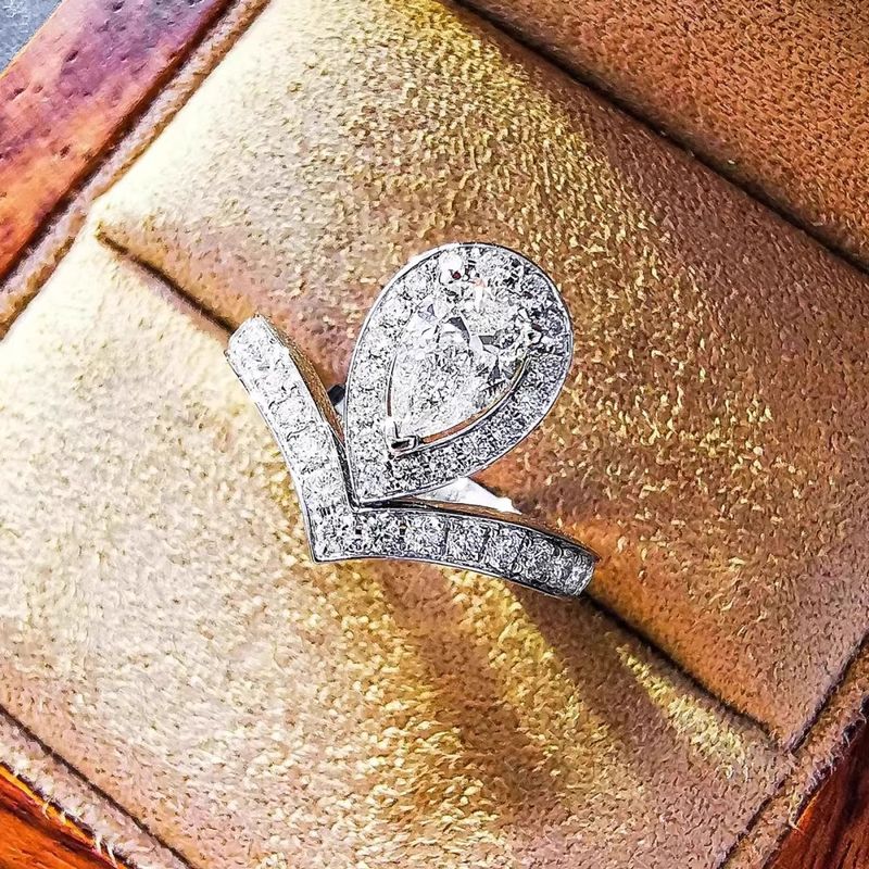 Wassertropfen Weißer Reiher Für Frauen Blau V Gold Diamant Nischendesign Mode V-förmiger Kronenvorschlag Birnenförmiger Ring_voghion.com