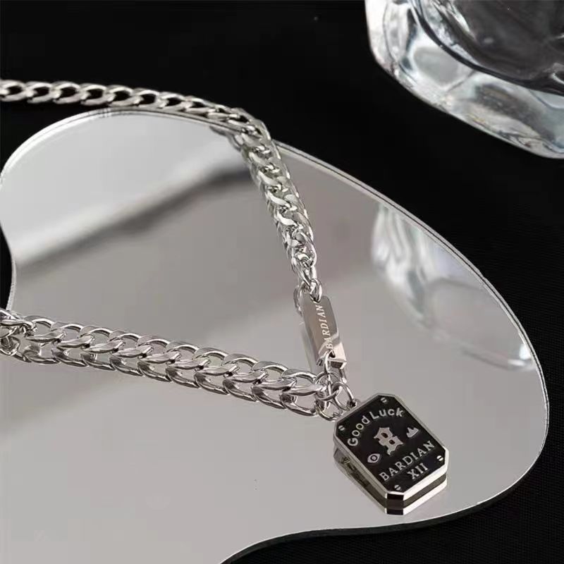 Collar de acero y titanio con cadena gruesa cubana, placa con nombre y letras, estilo hip hop, versátil y moderno._voghion.com