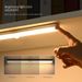 Striscia luminosa a LED con sensore di movimento intelligente - Luce per armadi ricaricabile magnetica senza fili con illuminazione regolabile a 3 colori_voghion.com