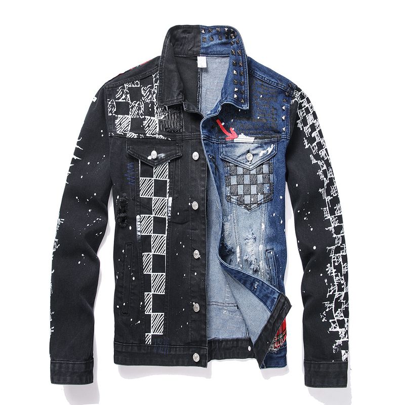 Giacca in denim da uomo con rivetti punk, stampa a quadri, buchi, strappi, toppe, patchwork, cappotto in jeans dipinto di blu e nero con giunture._voghion.com