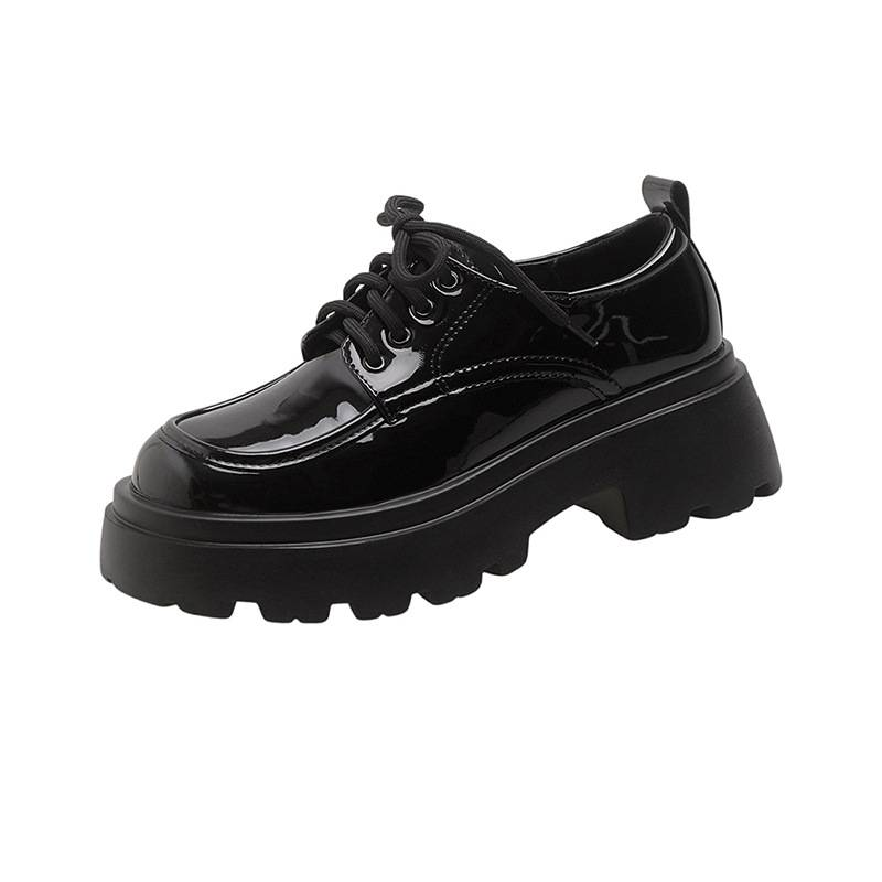 Loafer mit glitzernder Plateausohle aus Lackleder_voghion.com