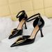 8323-K55 Sandały ze szpiczastym noskiem dla kobiet, Hollow One Button Metal Buckle Buty na wysokim obcasie, Cienkie obcasy, Lakierowana skóra błyszcząca_voghion.com