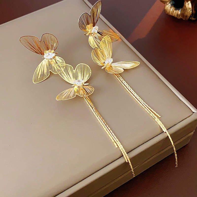Boucles d'oreilles papillon à pompon pour femmes, nouveau style 2024, personnalisées haut de gamme, avec un tempérament léger, luxueux et tendance_voghion.com