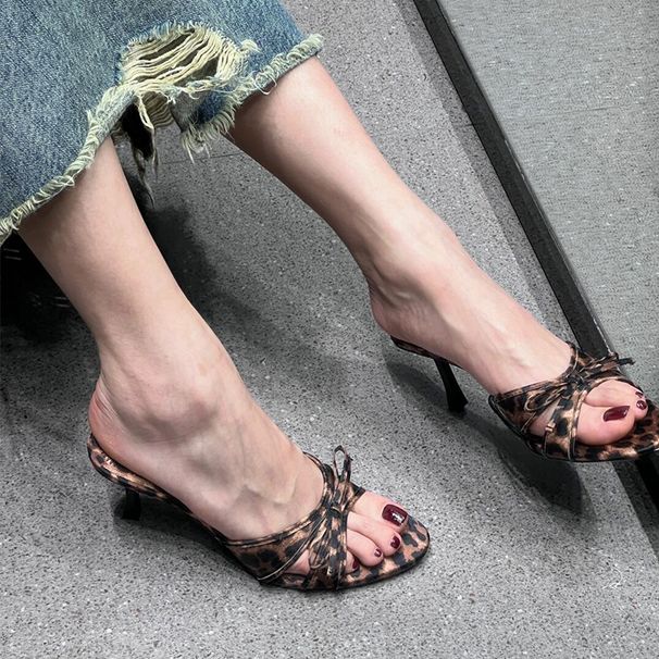 Sexy High Heels mit Leopardenmuster für Damen in Größe 42 mit Schleife und geradem Flip-Flop. High Heels für den Sommer_voghion.com