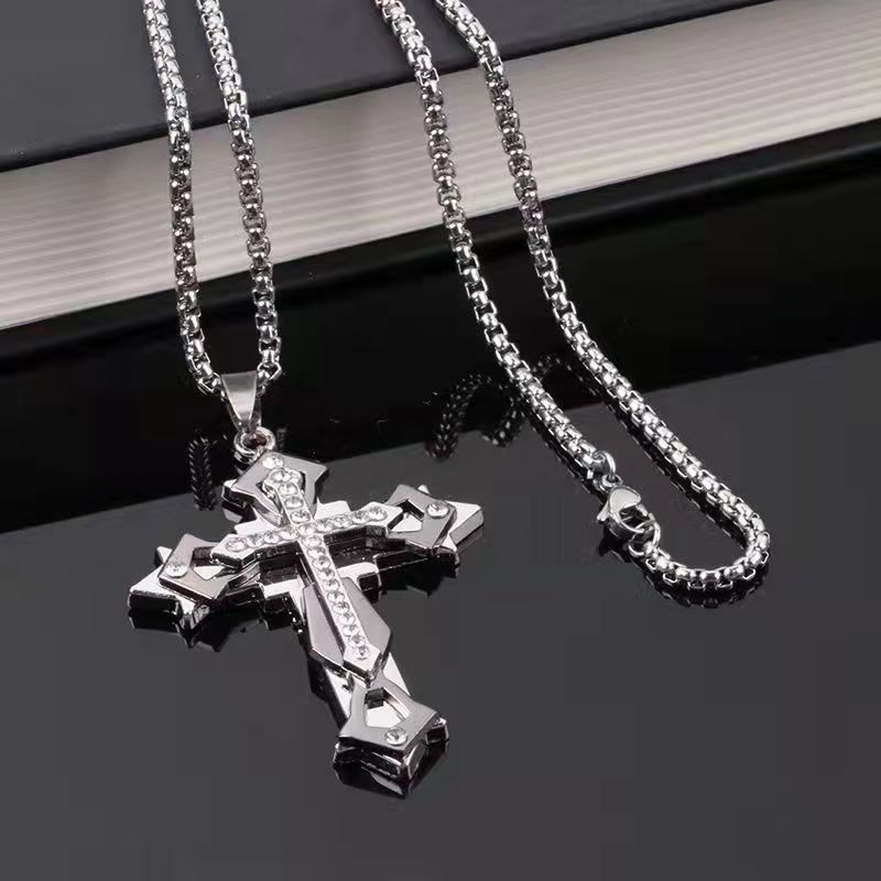 Collana da uomo in acciaio al titanio con croce a tre strati, resistente allo sbiadimento, versione coreana, ciondolo hip-hop alla moda per uomo, nuovo_voghion.com