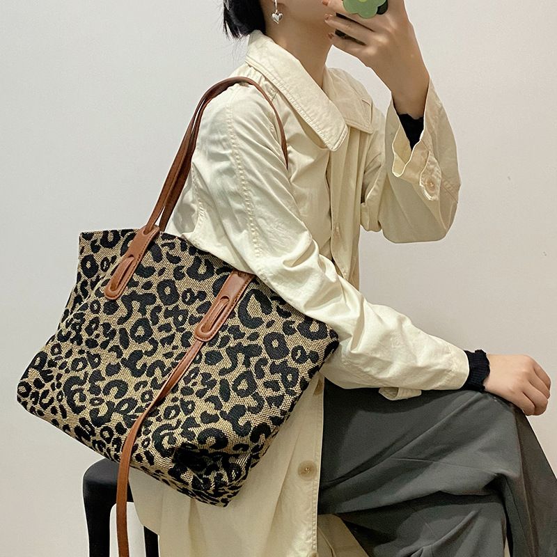Borsa a tracolla versatile per studenti universitari, modello leopardato, da donna, di grande capacità, nuova, autunno/inverno 2012_voghion.com
