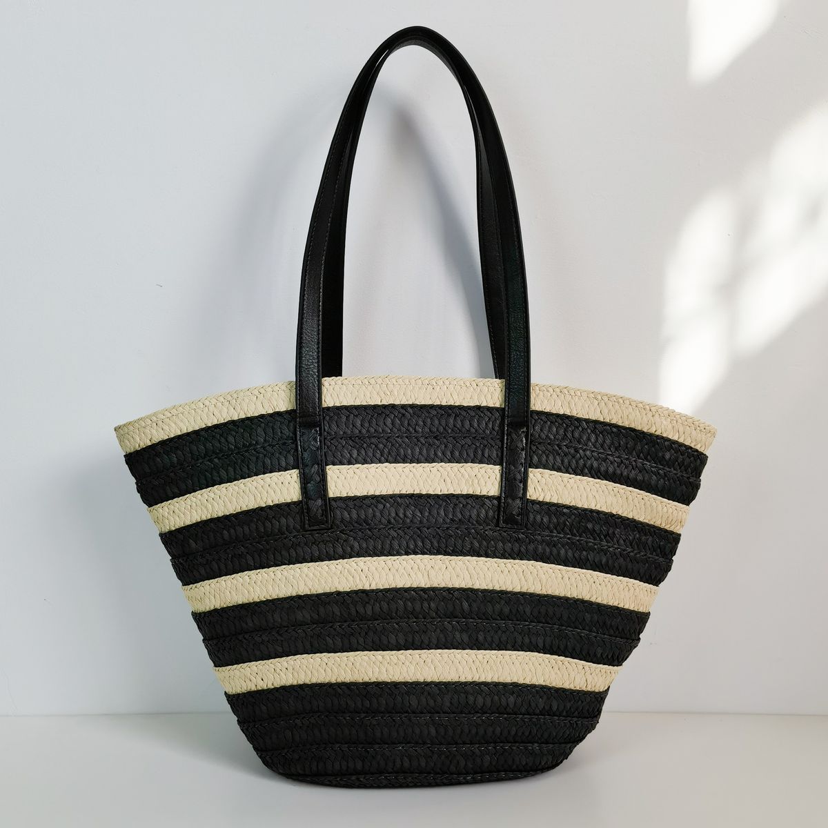 Große Tragetasche aus Stroh mit Streifen für den Strandurlaub_voghion.com