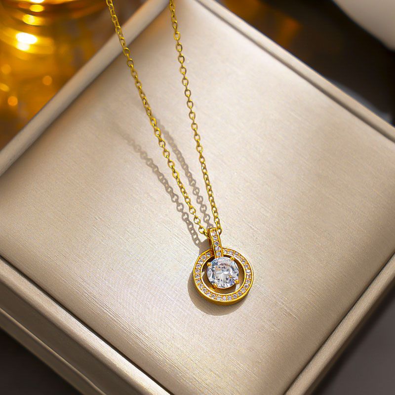 Anello in zircone in acciaio al titanio del designer con un temperamento leggero e lussuoso. Catena clavicola in zirconi, collana piccola e retrò in acciaio al titanio_voghion.com