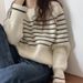 Lässiger, gerippter Pullover mit schwarz-weißen Streifen für Damen – Trendiger koreanischer Stil für Herbst/Winter 2023 – locker, weich, rund geschnitten_voghion.com