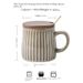 Tazza artigianale con smaltatura e texture in rilievo - Tazza da caffè in ceramica nordica con coperchio e cucchiaio, capacità 450 ml, design retrò per uomo_voghion.com