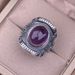Anello da uomo in argento spesso con ametista intarsiata, versione larga e cristallina, versatile, per pendolari_voghion.com