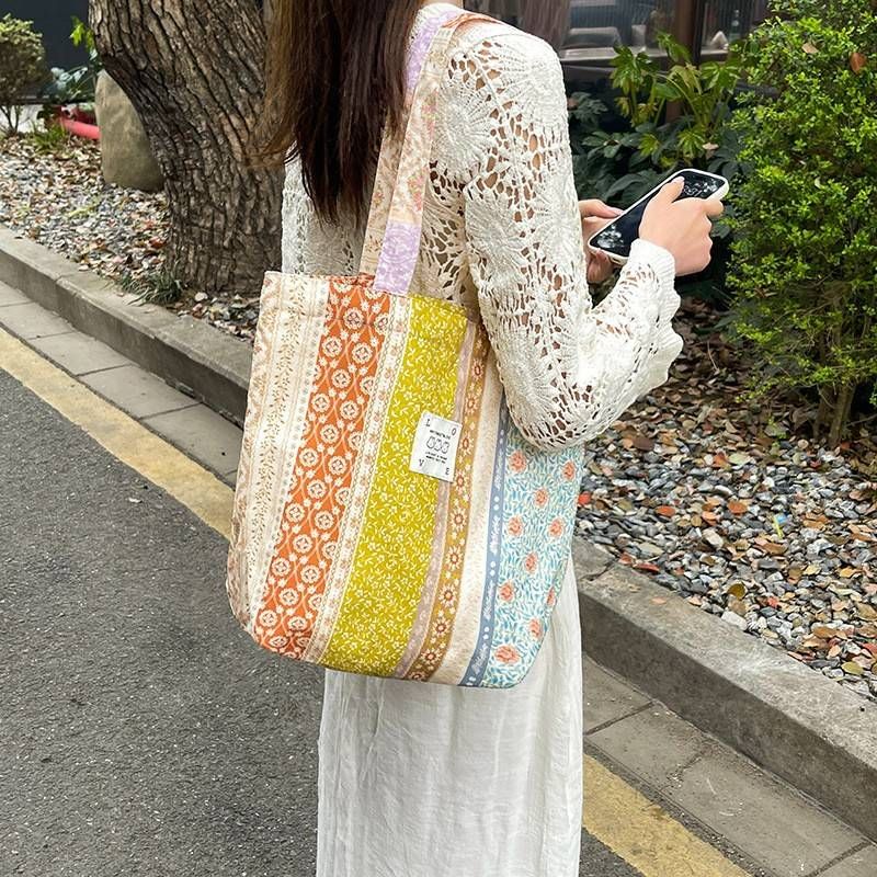Borsa a mano con stampa floreale Ditsy: grande tote bag in tela per uno stile senza sforzo_voghion.com