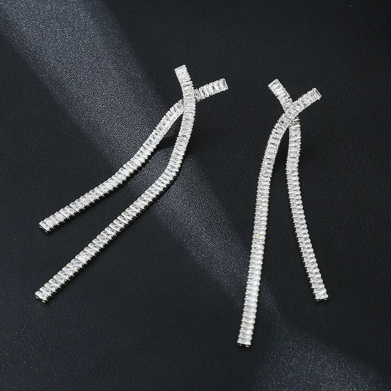 Orecchini a forma di croce lunga con nappe, stile freddo, semplici orecchini alla moda, personalità, intarsiati in rame, zirconi, placcati in oro vero, celebrità_voghion.com