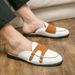 Zapatos casuales de cuero pequeños de verano transpirables con cabeza de moño, sandalias británicas de media caña, versión coreana de zapatos casuales holgados sin cordones de gran tamaño para hombres_voghion.com
