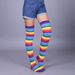 Rote, bunte, regenbogengestreifte Overknee-Socken im extralangen Stil_voghion.com
