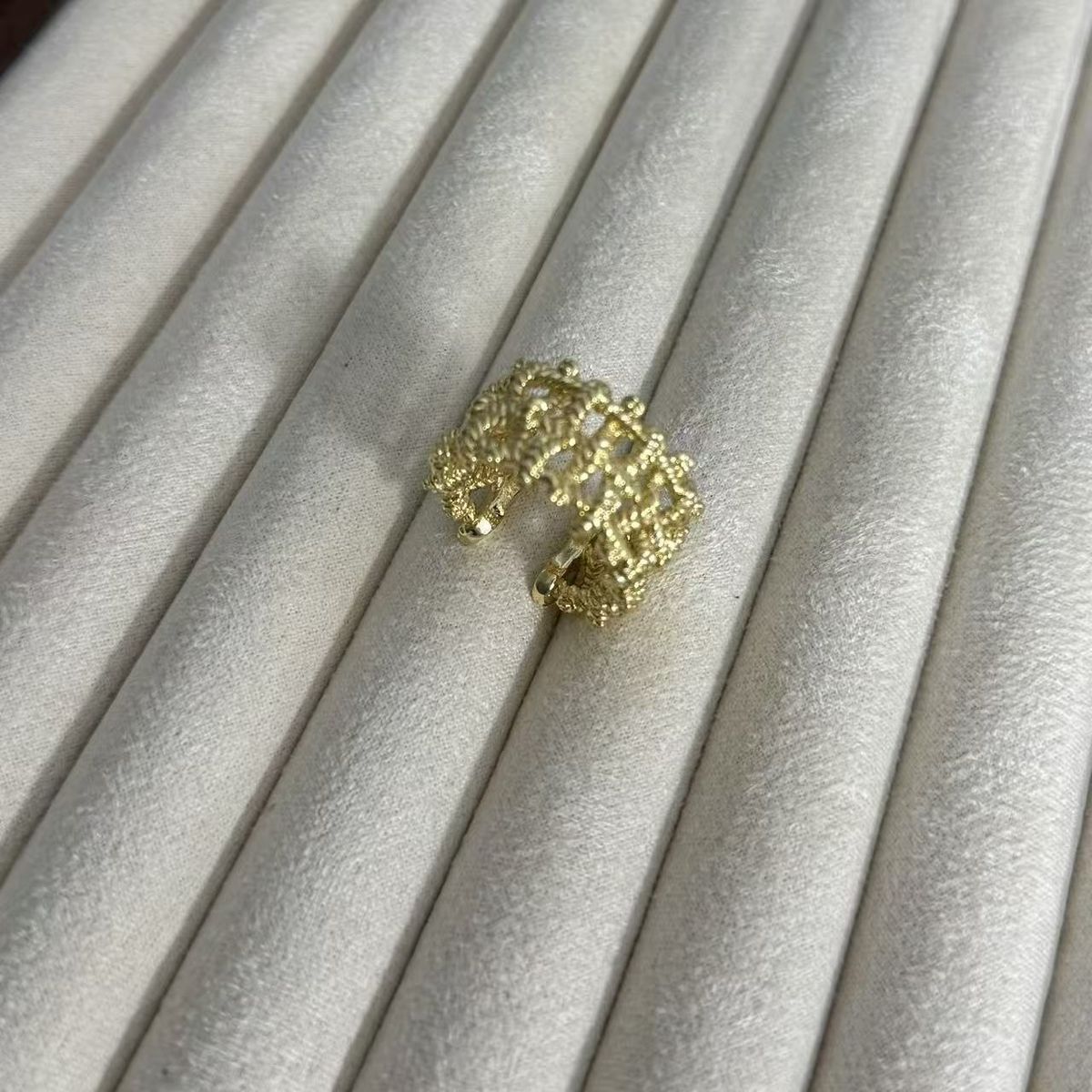 Nuovo anello con design a griglia cava, senso di luce, semplice nicchia, personalità versatile_voghion.com