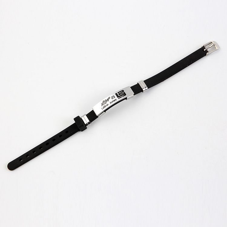 Bracciale in silicone e titanio, personalizzato, con incisione, da uomo_voghion.com