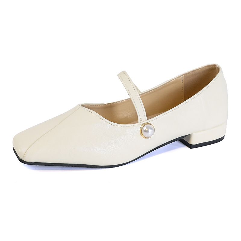 Zapatos Mary Jae sencillos de estilo hada con tacón grueso y cabeza cuadrada de Bea Sprig, de boca baja y con falda_voghion.com
