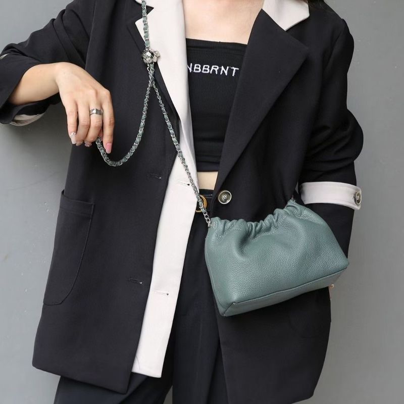 Die in diesem Jahr beliebte Achseltasche mit goldener Kugelkette für Damen 2024, neue, wolkenplissierte Umhängetasche aus echtem Rindsleder mit einer Schulter_voghion.com