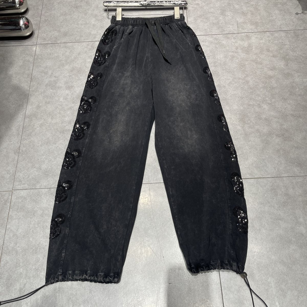 Women's Clothing Heavy Industry Hot Diamond Cartoon Sweatpants Slim Elastic Waist Casual Sports Trousers_voghion.com