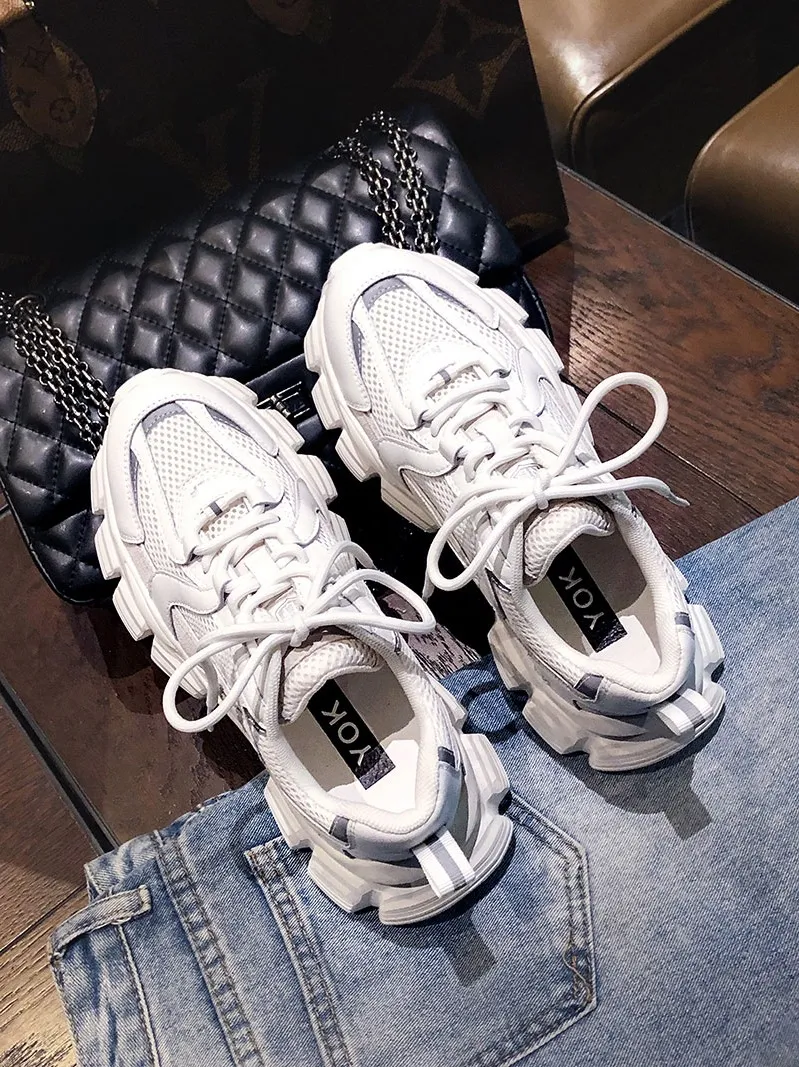 2023 Nouvelles chaussures de papa printemps et été pour femmes, surface en maille, cuir augmenté, fond épais, chaussures blanches fines et respirantes tout-assorti_voghion.com