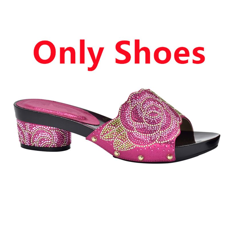 All-in-One-Set aus lässigen, hochhackigen Sandalen mit Rautenmuster und rundem Kopf und Handtasche_voghion.com