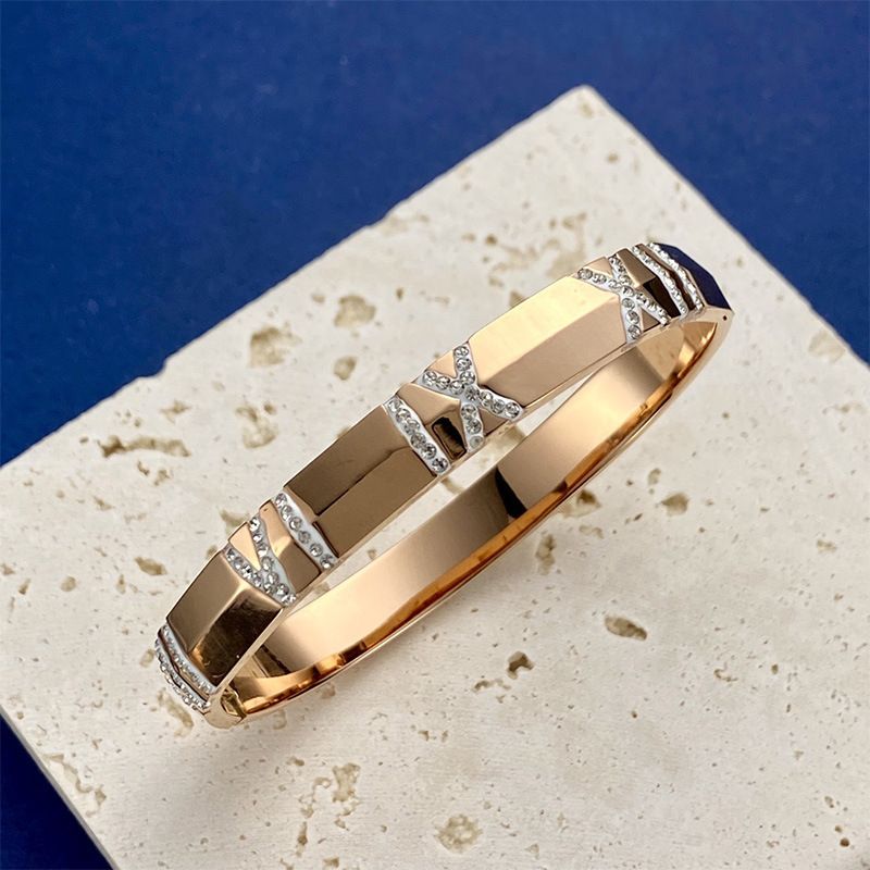 European and American fashion T Roman digital metal texture titanium steel bracelet letter couple bracelet_voghion.com