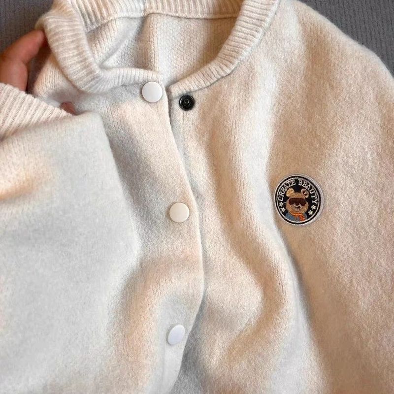Weicher, klebriger, mit Schafen bestickter Mantel für Damen im Herbst/Winter 2024 mit Rundhalsausschnitt und äußerer Strickpullover-Strickjacke_voghion.com