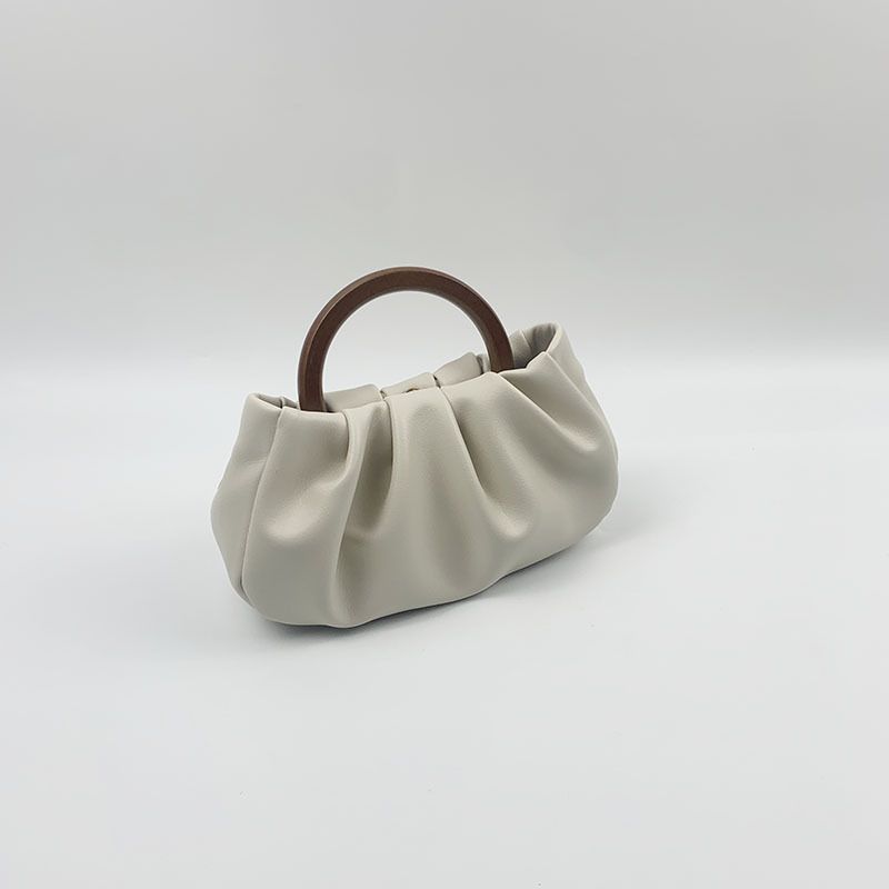 Mini borsa a tracolla da donna con tracolla a forma di nuvole pieghettate con manico in legno di tendenza minimalista di design_voghion.com