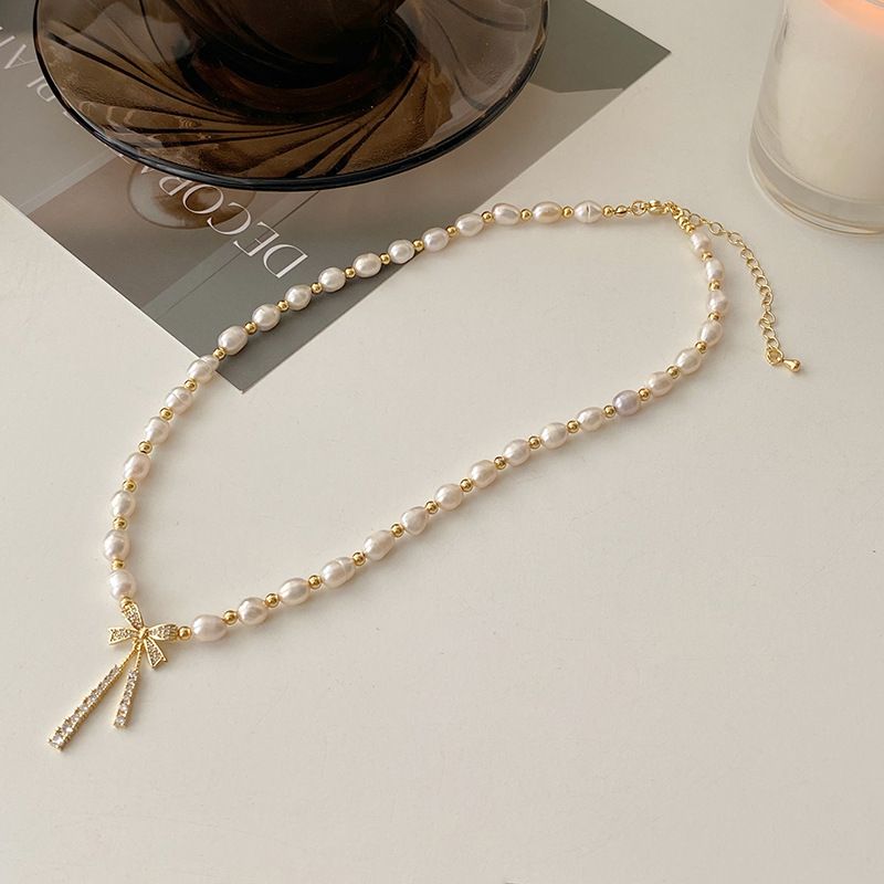 Colar feminino com pingente de pérola de água doce e laço de zircônia micropave - Corrente de clavícula com espaçador de cobre_voghion.com