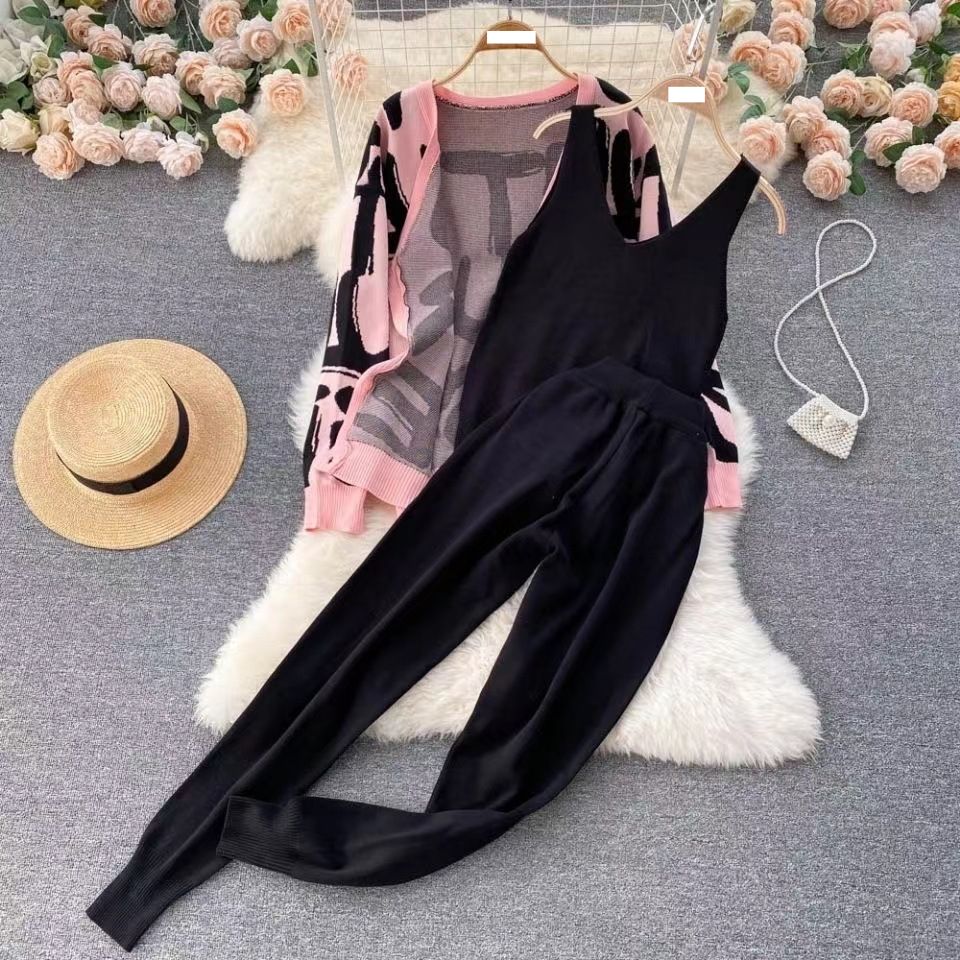 Naisten vaatteet Muodikas arkipuku, kirjainkuvioinen väljä neulottu takki, liivi, naisten alusvaate, kolmiosainen setti ja kapeat housut_voghion.com