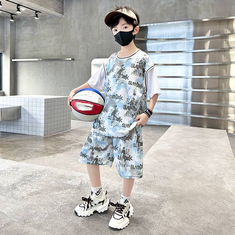 Conjunto de camiseta y pantalón corto de baloncesto para niño - Conjunto deportivo ligero de verano para niños, de poliéster transpirable y con estampado moderno._voghion.com