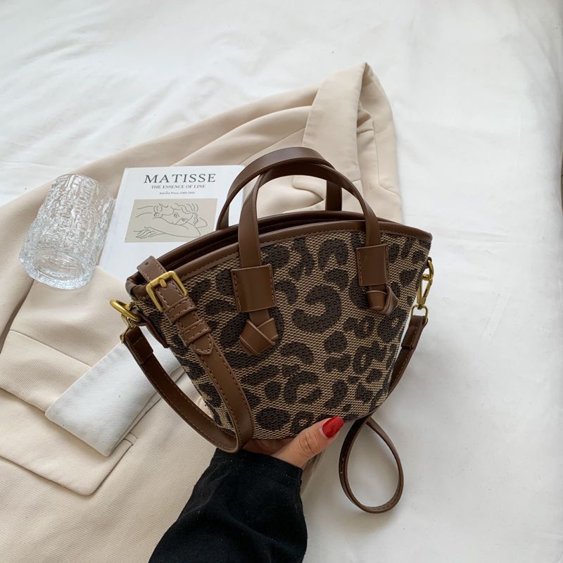 Trendige Instagram-Nische der High-End-Handtasche für Damen-Website 2024: Neue modische tragbare Crossbody-Beuteltasche_voghion.com