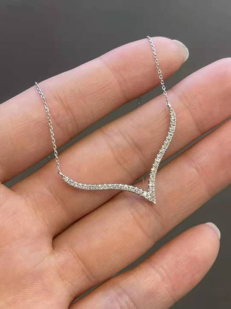 Colar feminino de ouro com corrente de clavícula AU750 em formato de V simples_voghion.com