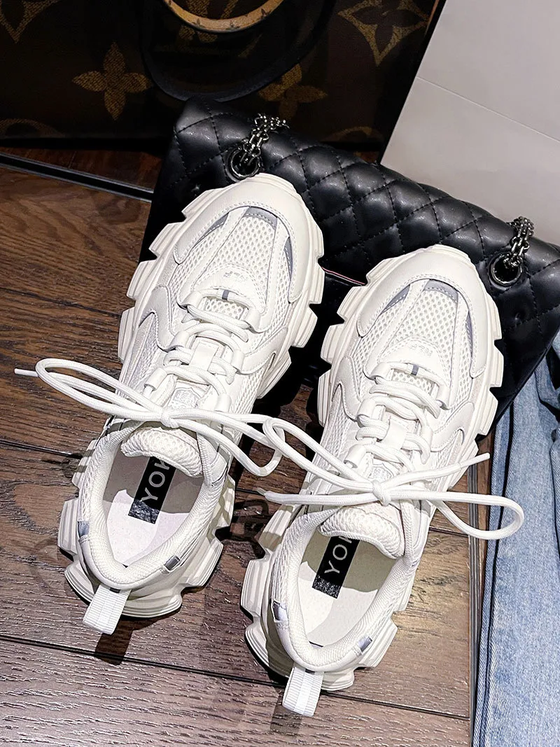 2023 Nouvelles chaussures de papa printemps et été pour femmes, surface en maille, cuir augmenté, fond épais, chaussures blanches fines et respirantes tout-assorti_voghion.com