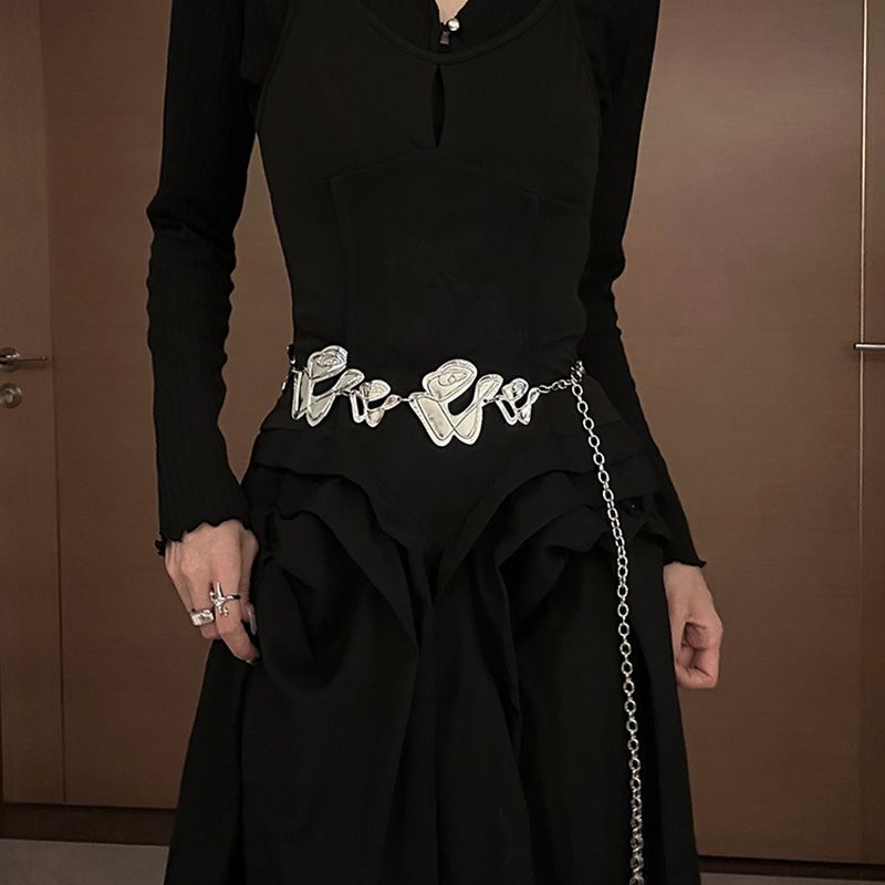 Anspruchsvolle, kreative, unregelmäßige Taillenkette mit femininem Design, passend zu Rockgürtel und modischem Metallketten-Accessoire_voghion.com