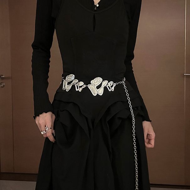 Anspruchsvolle, kreative, unregelmäßige Taillenkette mit femininem Design, passend zu Rockgürtel und modischem Metallketten-Accessoire_voghion.com