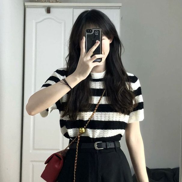 Schönes Strickhemd im Hong Kong-Stil mit Streifen, schulterlanges Ärmel-T-Shirt, schlankmachendes Sommerdesign für Damen, Nische_voghion.com