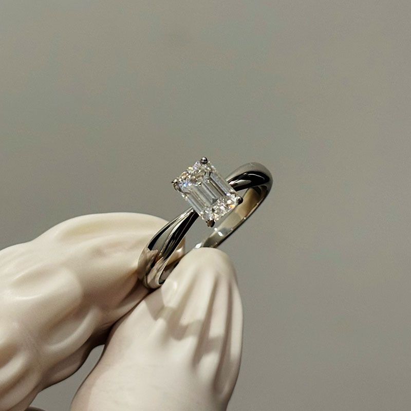 Anello in argento da 1 carato con moissanite taglio smeraldo radiante, semplice e alla moda, gioiello di design di nicchia_voghion.com
