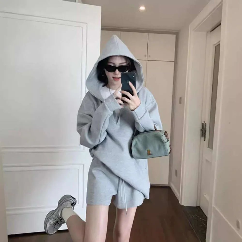 Ensemble deux pièces décontracté pour femme Dongdaemun : sweat-shirt à capuche ample et amincissant, short à jambes larges et cordon de serrage, idéal pour le début de l'automne._voghion.com