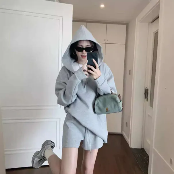 Ensemble deux pièces décontracté pour femme Dongdaemun : sweat-shirt à capuche ample et amincissant, short à jambes larges et cordon de serrage, idéal pour le début de l'automne._voghion.com