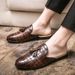 Britische Studiofoto-Umkleidekabine Halbunterstützung Lederschuhe Slip-On Tassel Brogue geschnitzte Lederschuhe für Männer_voghion.com