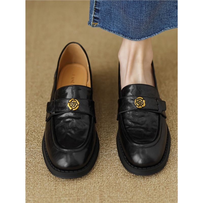 Sapatos femininos de couro estilo britânico, novos sapatos de couro, versão coreana de todos os mocassins pretos casuais, sapatos de couro pequenos para outono_voghion.com